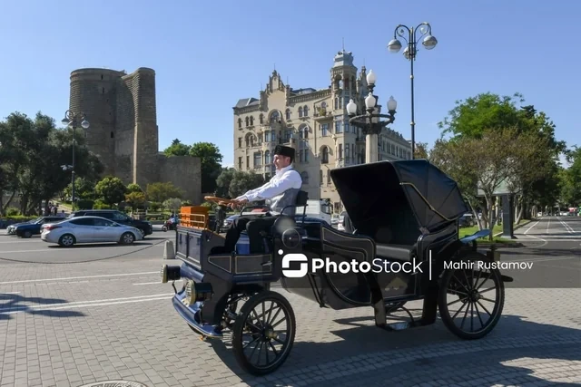 Bulvarda yeni xidmət: Elektrik mühərrikli retro faytonlar istifadəyə verildi - FOTO