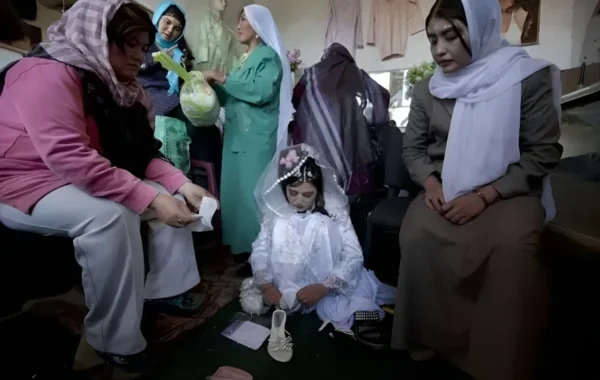 Əfqanıstanda qızlar üçün nikah yaşı aşağı salınıb