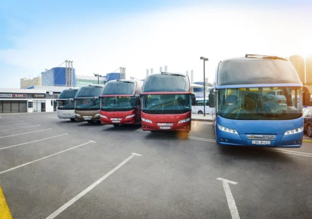 Yüzlərlə kilometr köhnə avtobuslarda: Rayonlara gediş-gəliş niyə sınağa çevrilir?