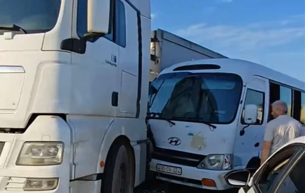 Lökbatanda mikroavtobus yük maşınına çırpıldı - VİDEO