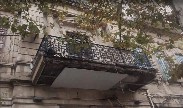 Bakıda tarixi binanın eyvanı niyə uçub? – Rəsmi