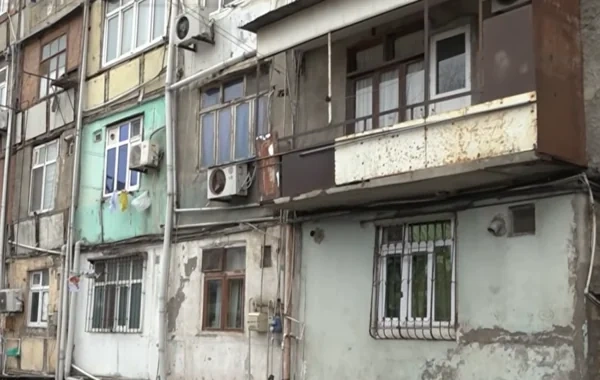 Sumqayıtda "ölüm növbəsi" gözləyən bina: "Dedilər ki, mümkün deyil, dağılacaq" - VİDEO