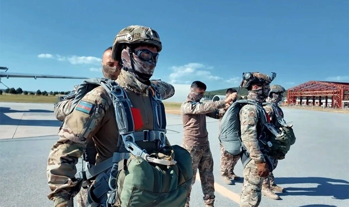 Hərbçilərimiz paraşüt tullanışlarını icra etdi - Video
