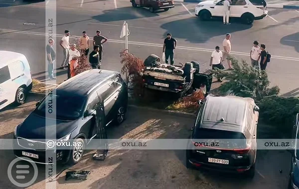 Sumqayıt bulvarında BMW park edilmiş üç maşına çırpılıb aşdı - FOTO - VİDEO
