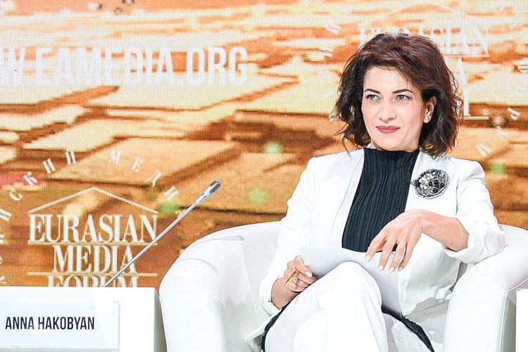 Akopyan keçmiş ərinin təbliğatına başladı