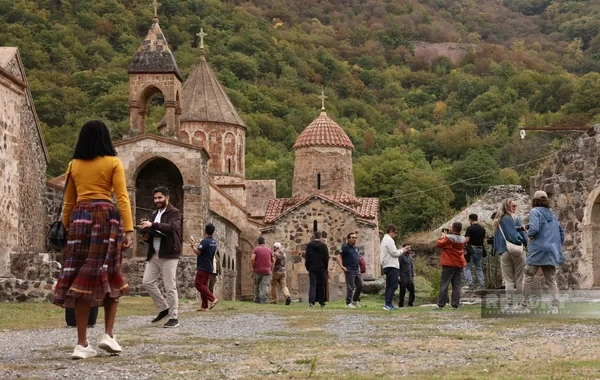 Beynəlxalq səyyahlar Kəlbəcərdəki Xudavəng monastırında olublar - Foto