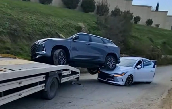 Bakıda evakuatorun üzərində daşınan avtomobil yolda hərəkət edən digər maşının üstünə düşdü