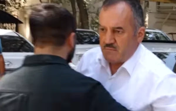 Klinika rəhbəri jurnalistlərə hücum etdi: Baku TV-nin əməkdaşına xəsarət yetirdi - VİDEO
