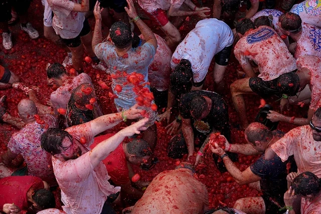 İspaniyada "Tomatina" festivalı: Pomidor döyüşündə 150 ton məhsul sərf olundu - FOTO - VİDEO