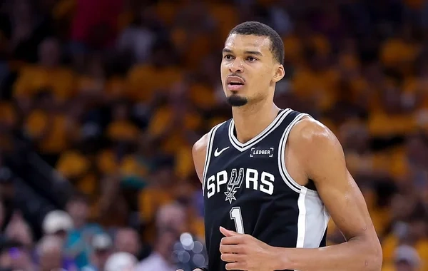 NBA ulduzunun kolleksiya kartı rekord məbləğə satıldı