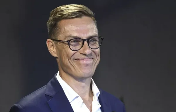 Finlandiya prezidenti və xanımı "dəmir barmaqlılar arxasında" qaldılar