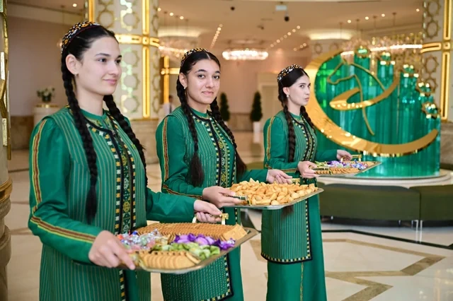 Aşqabad Azərbaycan mədəniyyətini qarşılayır - FOTO