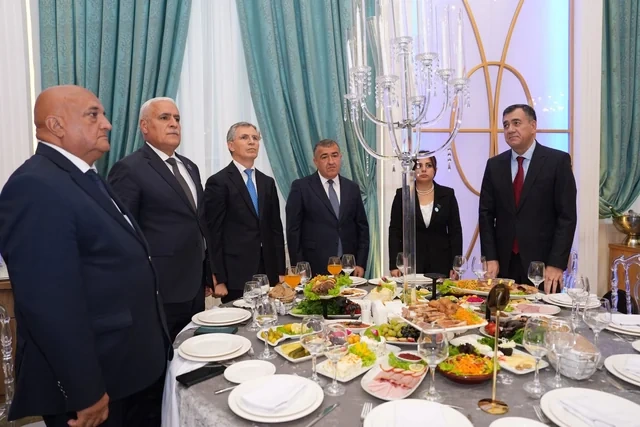 Xətai rayonunda Beynəlxalq Müəllimlər Günü münasibətilə "Zirvəyə Aparan İşıq" adlı tədbir keçirilib - Foto/Video