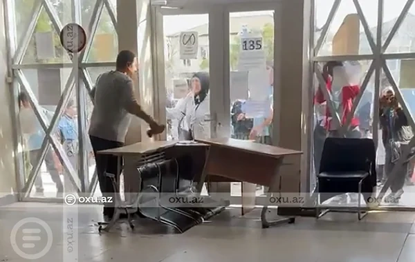 Təhsil ocağına hücum: Radikalların qarşısına çəkilən barrikada - Video