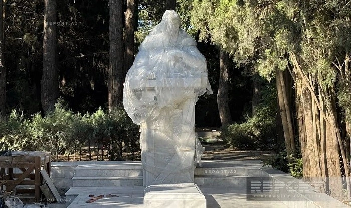 Elçinin Fəxri xiyabandakı qəbirüstü abidəsi - Foto