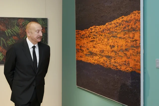 İlham Əliyev, Mehriban Əliyeva və ailə üzvləri "Mənim Abşeronum: Üstə gəl" adlı retrospektiv sərgi ilə tanış olublar - Foto