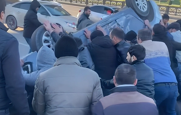 Metronun "Koroğlu" stansiyası yaxınlığında QƏZA: Avtomobil aşdı