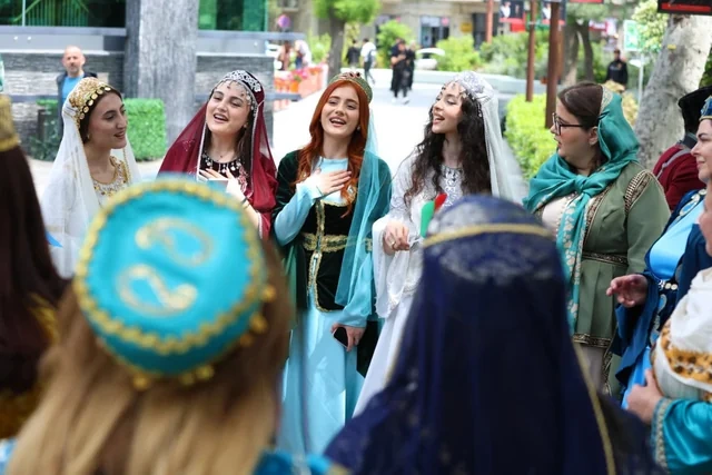 Bakının mərkəzində milli geyimlərdə gəzinti-yürüş təşkil olunub