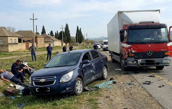 Azərbaycanda DƏHŞƏTLİ QƏZA: Yük maşınının vurduğu avtomobil piyadalara çırpıldı - Ölənlər var