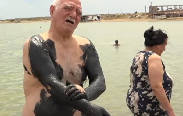 Yüzlərlə insan axışır, amma... - Hövsandakı "möcüzəvi palçıq" barədə həkimdən kritik XƏBƏRDARLIQ - VİDEO