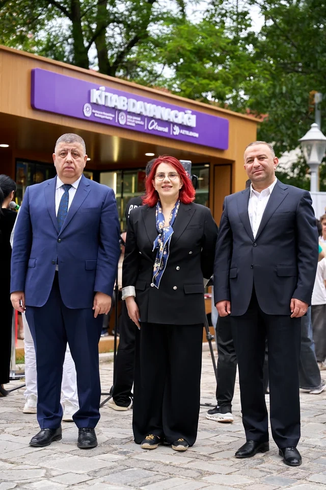 Şuşanın mərkəzində günəş enerjisi ilə işləyən "Kitab dayanacağı" istifadəyə verildi