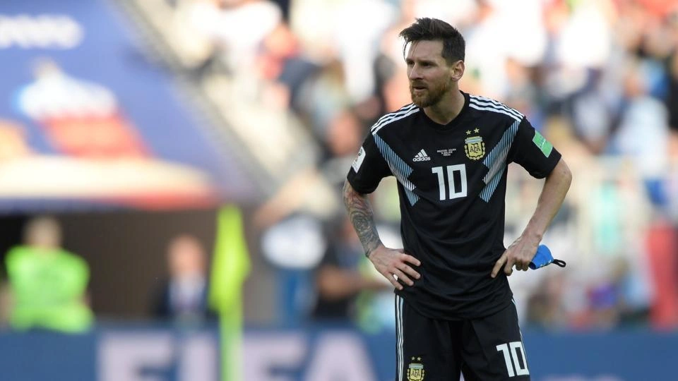Messi meydanı tərk etdi, azarkeşlər aləmi bir-birinə qatdı - Video