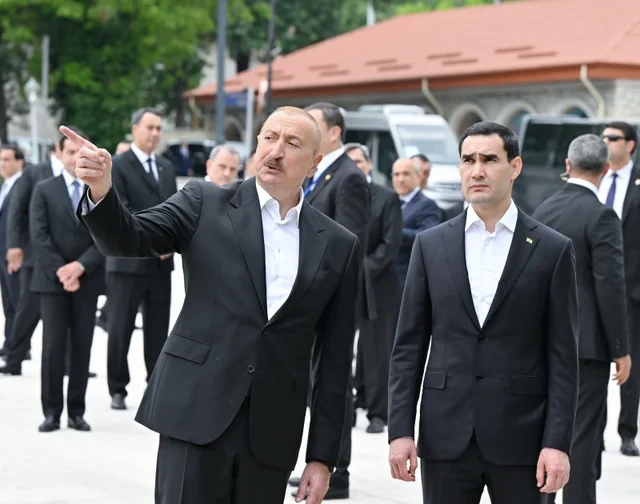 Prezidentlər Şuşada Azərbaycanın tanınmış şəxsiyyətlərinin işğal dövründə güllələnmiş büstlərinə baxıblar - FOTO