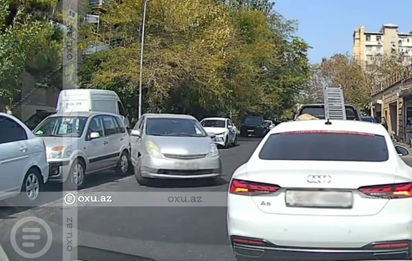 "Toyota Prius" "Ford Fusion"u vurub qaçdı - VİDEO