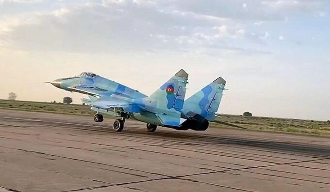 Azərbaycan və BƏƏ pilotları "düşmən hədəfləri"ni vurdu - Video
