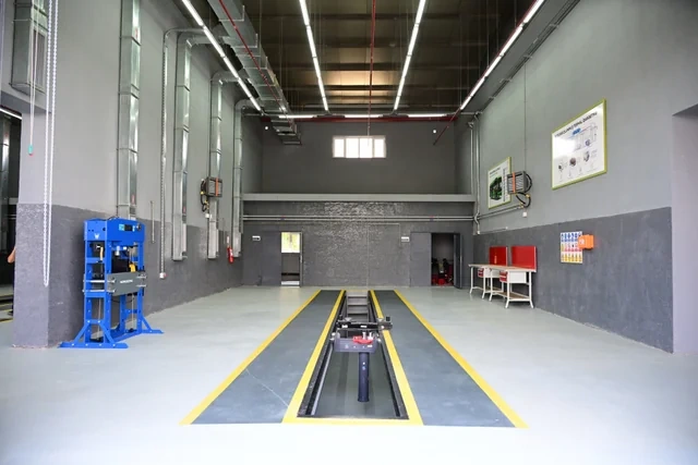 Prezident Naxçıvanda elektrik mühərrikli yeni avtobuslara baxıb, dəmir yolu infrastrukturunda aparılan yenidənqurma işləri ilə tanış olub - VİDEO