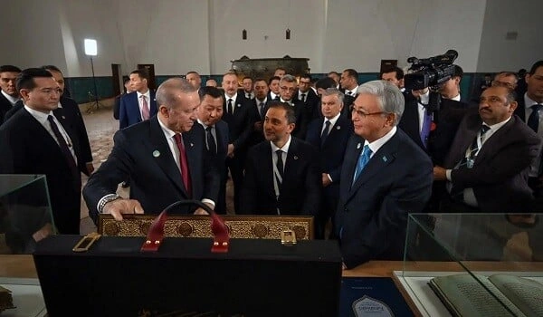 Ərdoğan Əhməd Yəsəvi məqbərəsinə Quran bağışladı