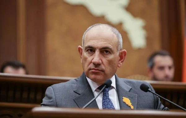 Paşinyan Rusiya rəsmisindən hədiyyə aldı