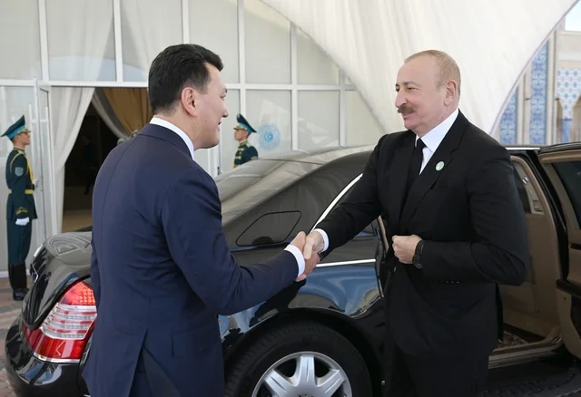 İlham Əliyev və TDT-nin qeyri-rəsmi Zirvə görüşünün digər iştirakçıları Türküstanda bir sıra mədəni məkanlarla tanış olublar - FOTO