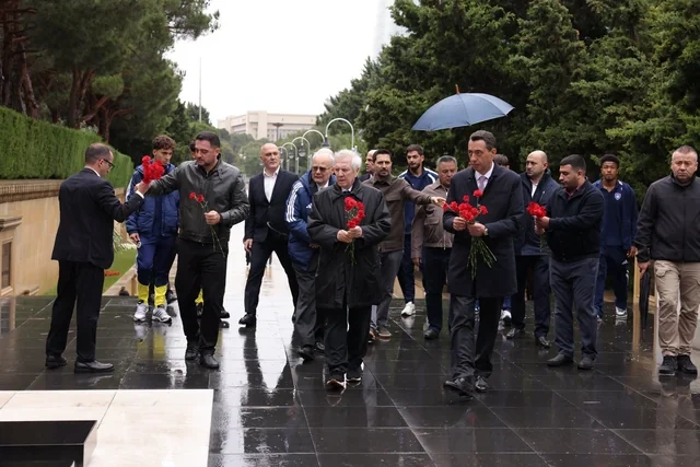 "Fənərbağça" və "Turan Tovuz"un nümayəndələri Heydər Əliyevin məzarını, Şəhidlər xiyabanını ziyarət ediblər - Foto