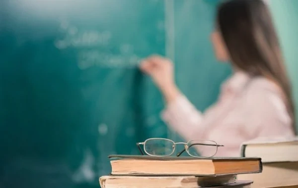 "TikTok"da canlı yayım açan müəllim işdən çıxarıldı