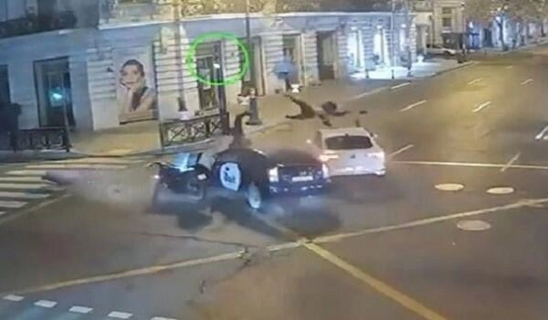 Bakıda sürücü motosikletçini vuraraq qaçdı - Video