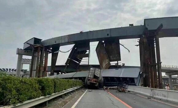 Bakıda yeni tikilən binada dayaq sütunu uçdu - Video