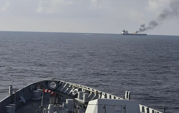 Oman sahillərində tanker atəşə tutuldu