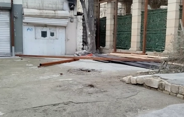 "Gecə saat ikiyə, üçə kimi səs-küy olur" - Yasamalda sakinlər binanın həyətində tikilən kafedən şikayət etdilər