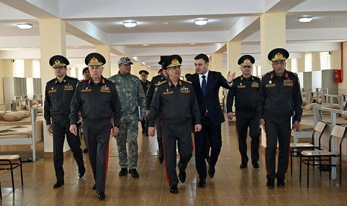Müdafiə naziri Zəfər abidəsini ziyarət etdi