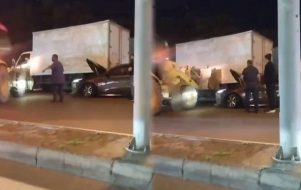 Paytaxtda QƏZA: Minik avtomobili "KamAZ"a çırpıldı - VİDEO