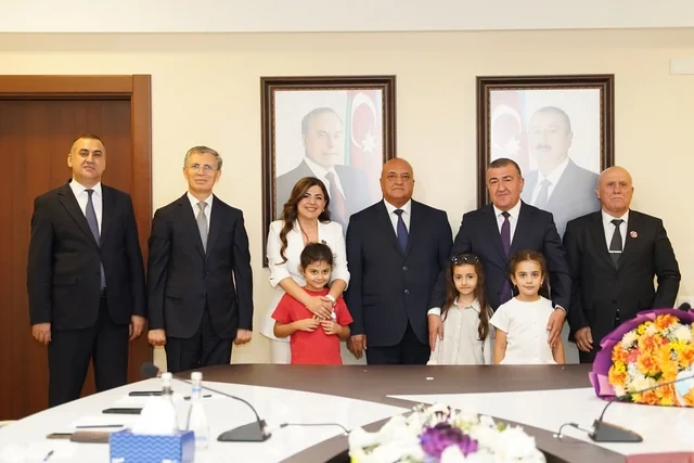 Xətai rayonunda ali məktəblərə qəbul olmuş və birinci sinfə başlayacaq şəhid övladları ilə görüş keçirilib