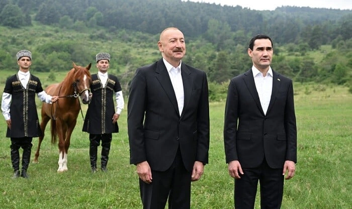 İlham Əliyev Berdiməhəmmədova Qarabağ atı hədiyyə etdi - Foto