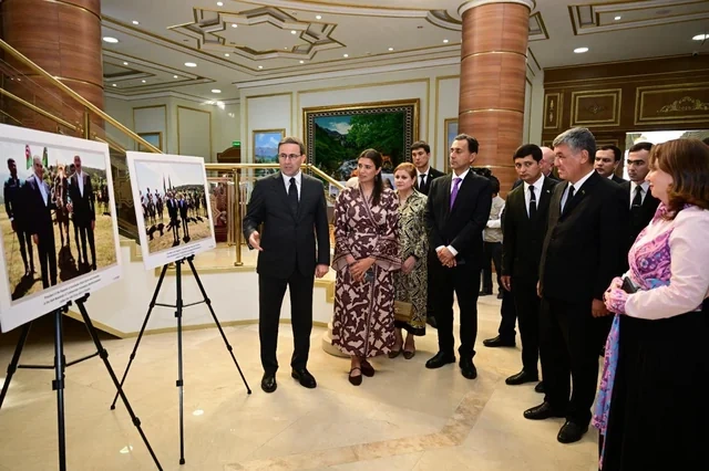 Türkmənistanda "Azərbaycan - obyektivdən tarixə" adlı sərgi təqdim olunub - FOTO