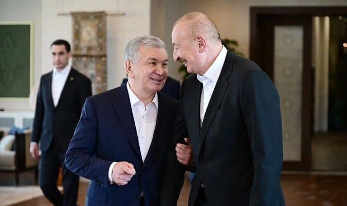 Prezidentlər və xanımları İsmayıl Samani türbəsində