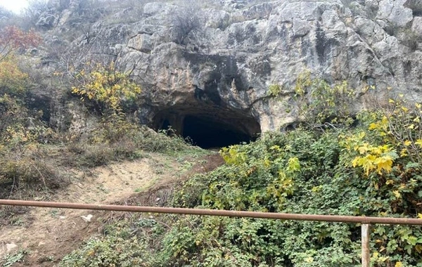 Azıx və Tağlar mağaralarında iki abidə aşkarlanıb