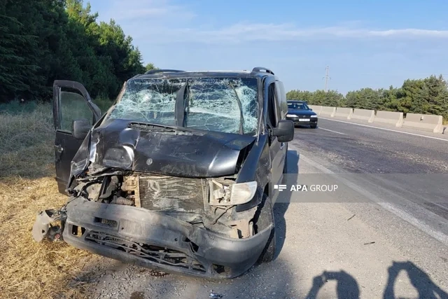 Hacıqabulda mikroavtobus qəzaya uğradı: Xəsarət alanlar var - FOTO