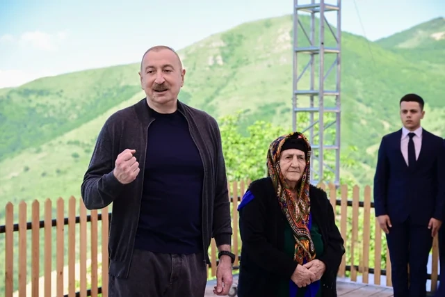 İlham Əliyev Şuşanın Böyük Qaladərəsi kəndində görülən işlərlə tanış olub, sakinlərlə görüşüb