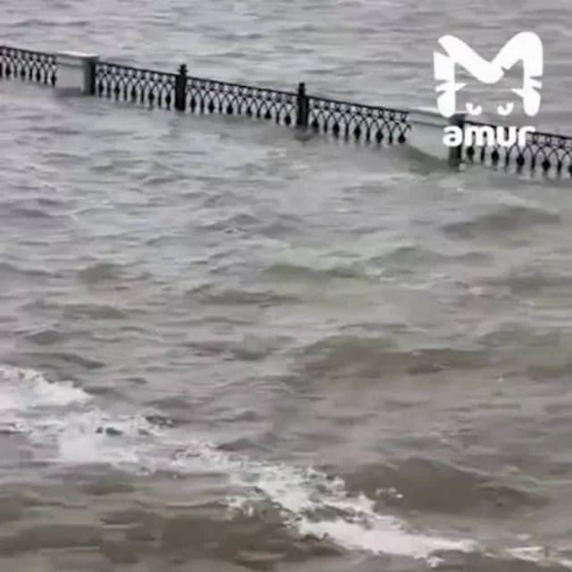 Xabarovskda Amur çayı məcrasından çıxıb: Bölgə su altında qalır - FOTO - VİDEO
