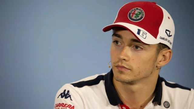 İdmandan kənar: Çempionluğa doğru irəlilədiyi vaxt atasını itirən, Ferrari sükanı arxasında böyüyən uşaq - Foto/Video